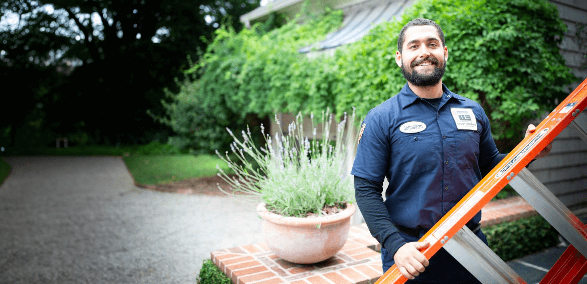 te-technician-holding-ladder