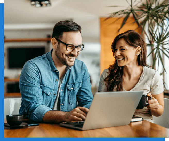 two-people-smiling-at-computer